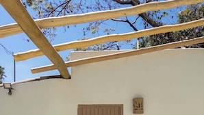 Eine geschlossene Holztür mit einem Schild darüber, auf dem "CASA KARMA" steht.