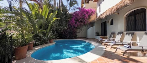 Alberca al aire libre y alberca climatizada