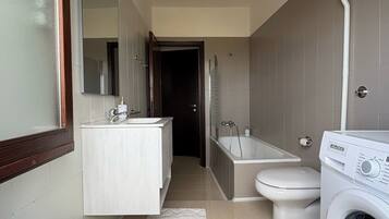 Haartrockner, Bidet, Handtücher, Seife