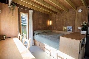 1 soverom, skrivebord, wi-fi (inkludert) og sengetøy