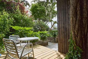 Outdoor dining - A Beautifully Designed Tiny Home in Bude, Cornwall (Bude)