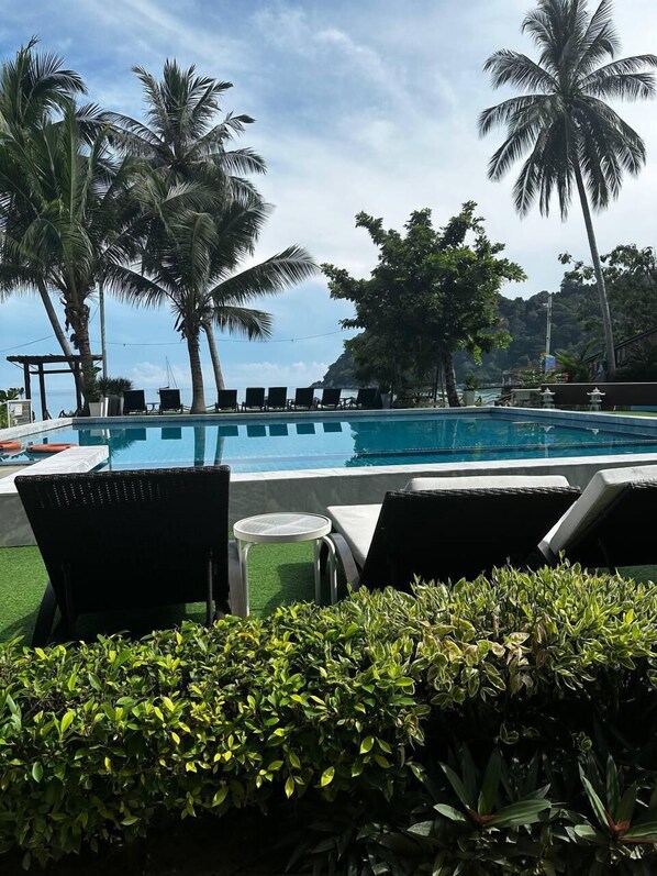 Una piscina al aire libre