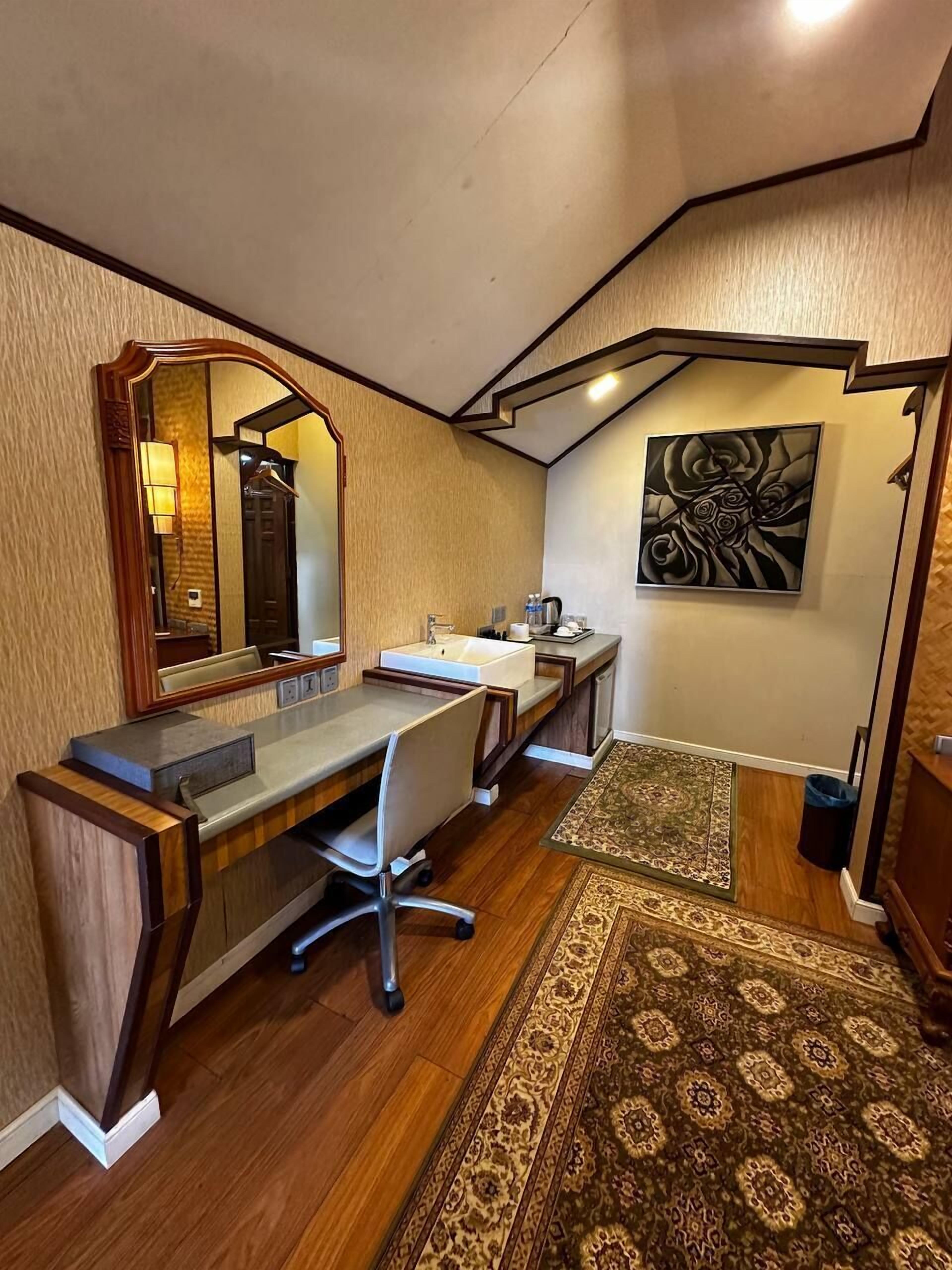 Une salle de bain moderne avec un meuble-lavabo en bois, un grand miroir et un évier.