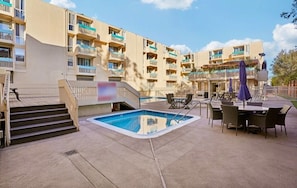 Outdoor pool, a heated pool - 2-bedroom apartment in wonderful Redondo Beach with WiFi, pool, jacuzzi, gym, (Redondo Beach)