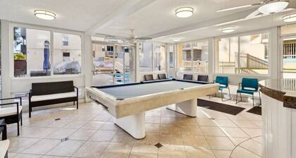 2-bedroom apartment in wonderful Redondo Beach with WiFi, pool, jacuzzi, gym,