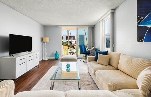 2-bedroom apartment in wonderful Redondo Beach with WiFi, pool, jacuzzi, gym,