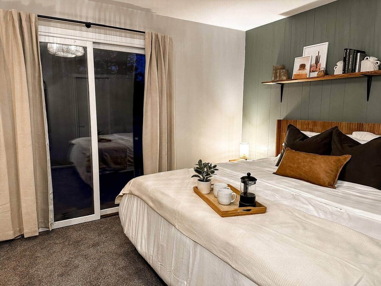 3 slaapkamers, een strijkplank/strijkijzer, gratis wifi, beddengoed