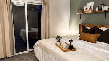 3 slaapkamers, een strijkplank/strijkijzer, gratis wifi, beddengoed