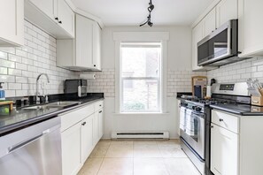 Microwave, oven, stovetop, dishwasher - 2-bedroom condo in heart of Capitol Hill, Lightrail & Parking (Seattle)
