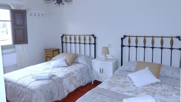 4 habitaciones, tabla de planchar con plancha, wifi y ropa de cama