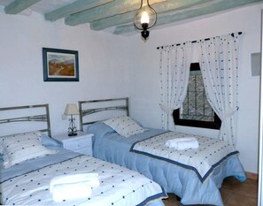 4 chambres, fer et planche à repasser, Wi-Fi, draps fournis