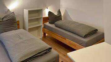 9 bedrooms, WiFi, bed sheets