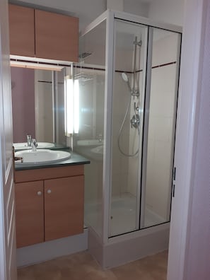 Douche, serviettes fournies, savon, papier toilette