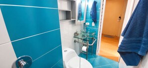 Shower, towels, soap, toilet paper - Luxury Laureles LA 70-Medellin Stunner (Medellín)