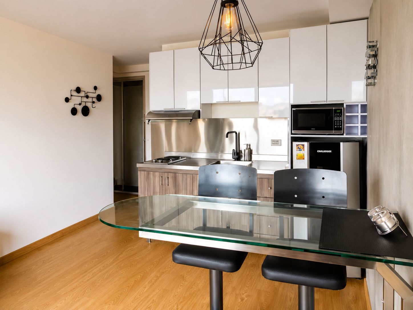 Microondas, placa de cocina, arrocera y licuadora