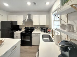 Fridge, oven, stovetop, dishwasher