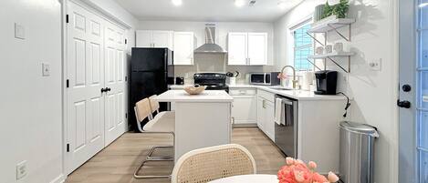 Fridge, oven, stovetop, dishwasher