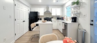 Vibrant Villa Green - 2 King Beds Pets Park Nearby