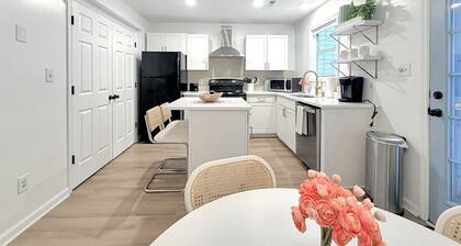 Vibrant Villa Green - 2 King Beds Pets Park Nearby