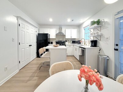 Vibrant Villa Green - 2 King Beds Pets Park Nearby