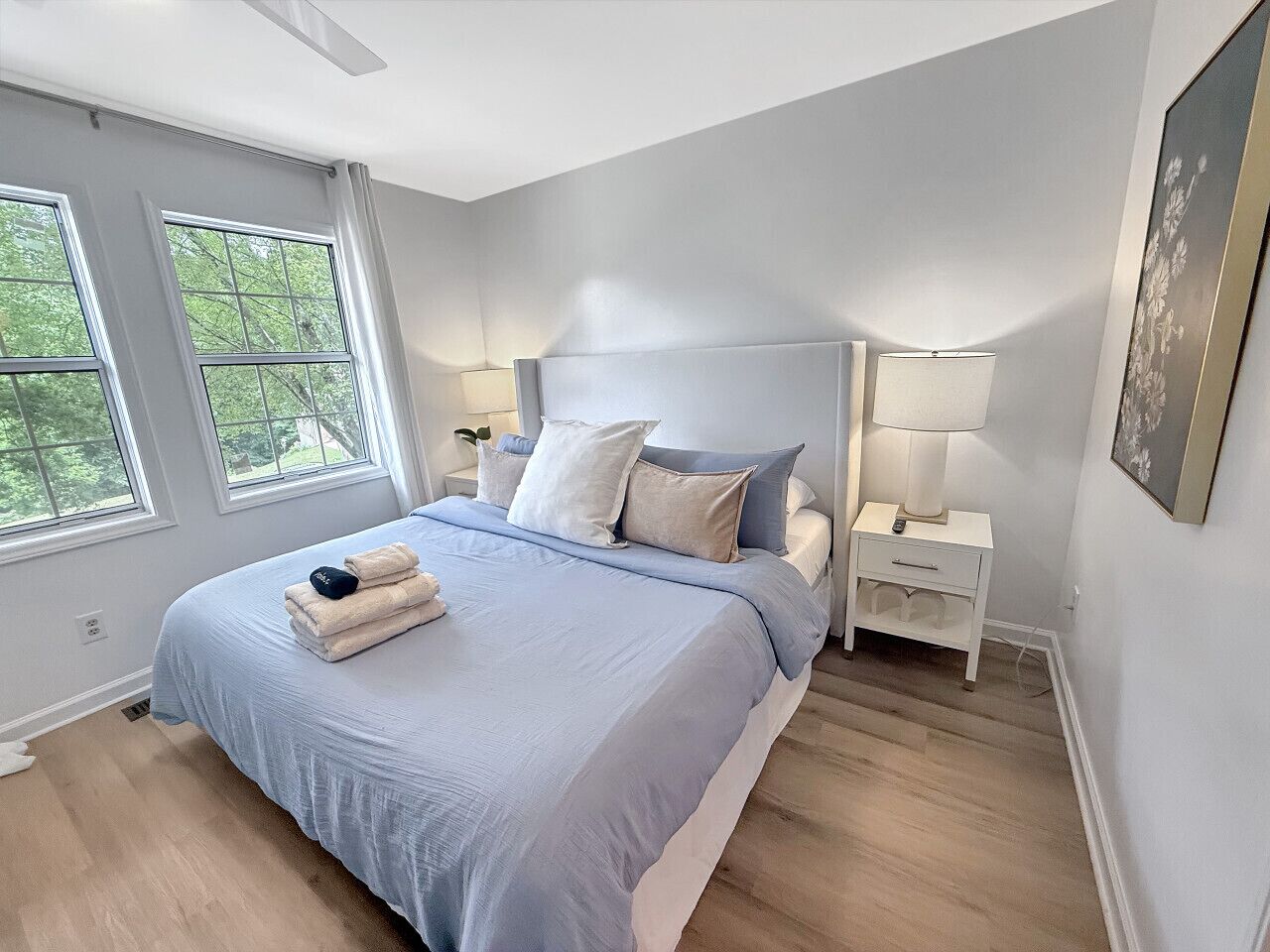 2 chambres, bureau, fer et planche à repasser, lit parapluie