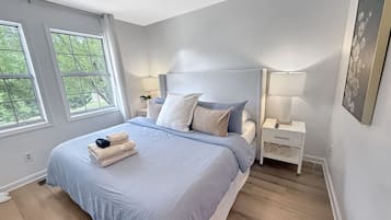 2 chambres, bureau, fer et planche Ă repasser, lit parapluie