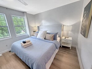 2 chambres, bureau, fer et planche à repasser, lit parapluie