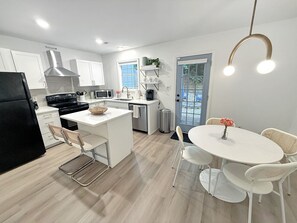 Fridge, oven, stovetop, dishwasher - Vibrant Villa Green - 2 King Beds Pets Park Nearby (Raleigh)