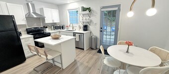Vibrant Villa Green - 2 King Beds Pets Park Nearby