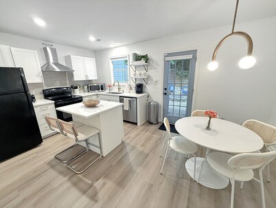 Vibrant Villa Green - 2 King Beds Pets Park Nearby