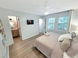 2 habitaciones, escritorio y tabla de planchar con plancha 