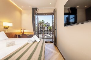 Superior Room, Balcony, City View | Minibar, in-room safe, laptop workspace, blackout drapes - Hostal Ambos Mundos (Barcelona)