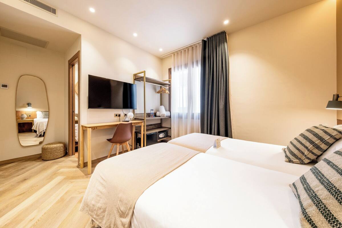 Phòng 2 giường đơn Tiêu chuẩn | Minibar, két bảo mật tại phòng, khu vực làm việc phù hợp cho laptop 