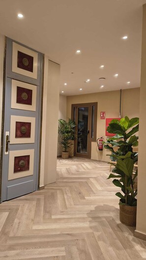 Interior entrance - Hostal Ambos Mundos (Barcelona)