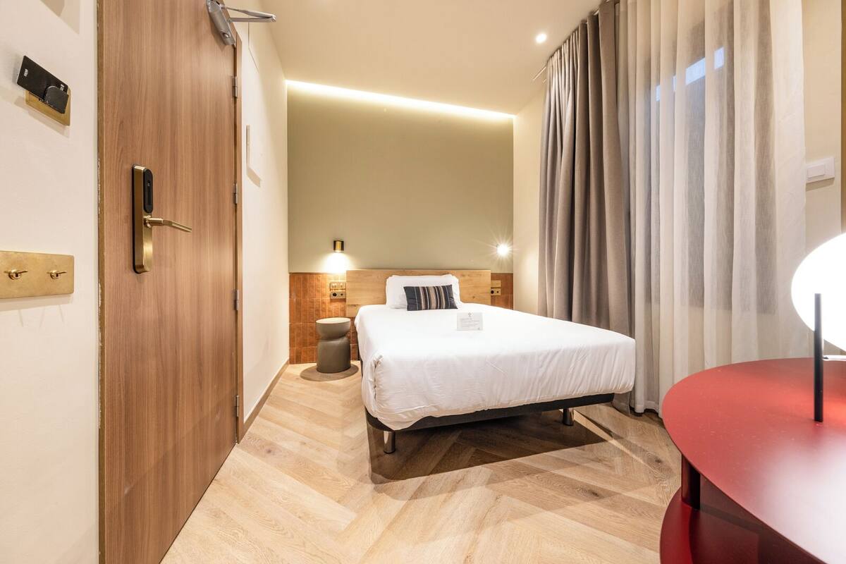 Phòng đơn phong cách cổ điển | Minibar, két bảo mật tại phòng, khu vực làm việc phù hợp cho laptop 