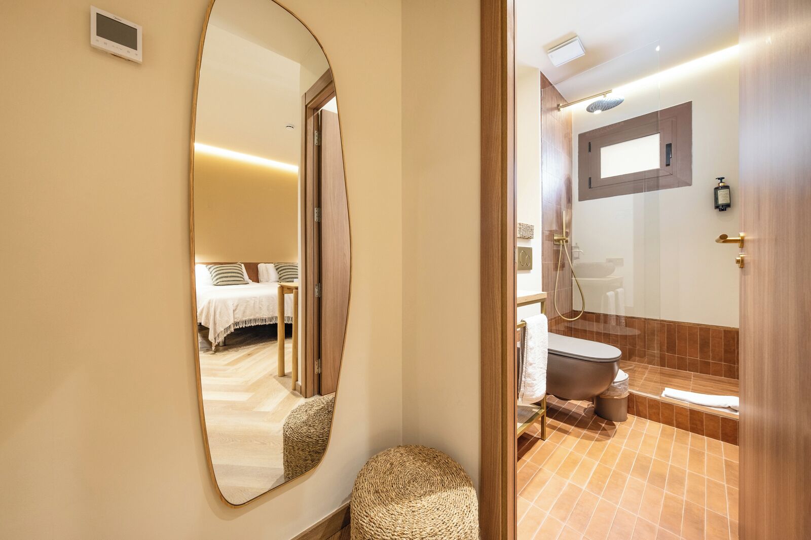Un baño moderno con bañera, inodoro y ducha.