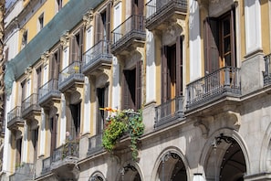 Front of property - Hostal Ambos Mundos (Barcelona)