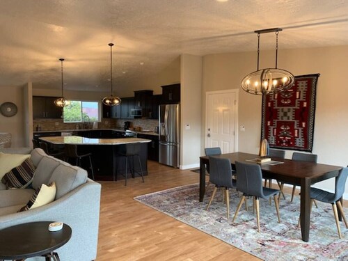 4-bedroom house in tranquil Torrey with WiFi, AC. Enjoy a peaceful getaway!