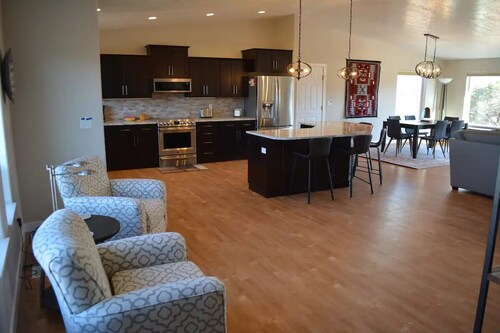 4-bedroom house in tranquil Torrey with WiFi, AC. Enjoy a peaceful getaway!