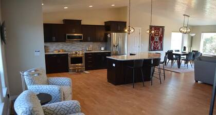 4-bedroom house in tranquil Torrey with WiFi, AC. Enjoy a peaceful getaway!