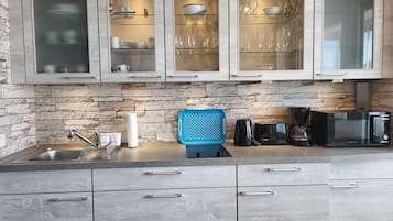 Een koelkast, een magnetron, een koffiezetapparaat/waterkoker