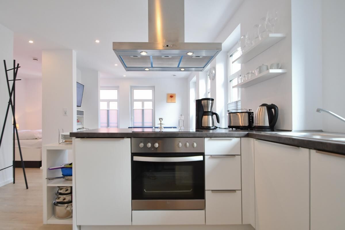 ثلاجة،  فرن، غسالة أطباق، ماكينة لصنع القهوة/الشاي