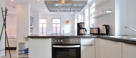 ثلاجة، فرن، غسالة أطباق، ماكينة لصنع القهوة/الشاي