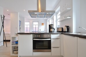 Refrigerador, horno, parrilla de estufa y lavavajillas 