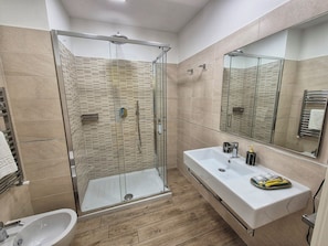 Deluxe Room, City View | Bathroom | Free toiletries, hair dryer, slippers, towels