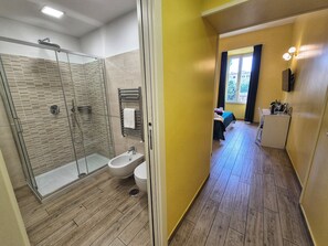 Regndusjhode, toalettartikler (inkludert), hårføner og tøfler