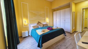 A hotel room with a bed, a desk, and a wardrobe. - RESIDENZE SERVENTI LONGHI (Rome)
