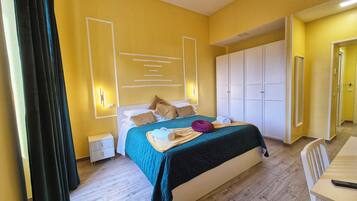 Habitación Deluxe, vista a la ciudad | Ropa de cama de alta calidad, camas con efecto memoria y minibar