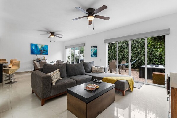 Villa familiar | Área de sala de estar | Televisión LED de 65 pulgadas con canales por cable 