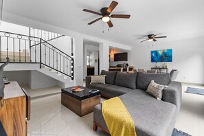 Villa familiar | Área de sala de estar | Televisión LED de 65 pulgadas con canales por cable 